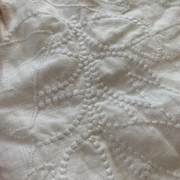 EUC Tommy Bahama Embroidered White Linen Shorts Size 2 - Picture 5 of 6